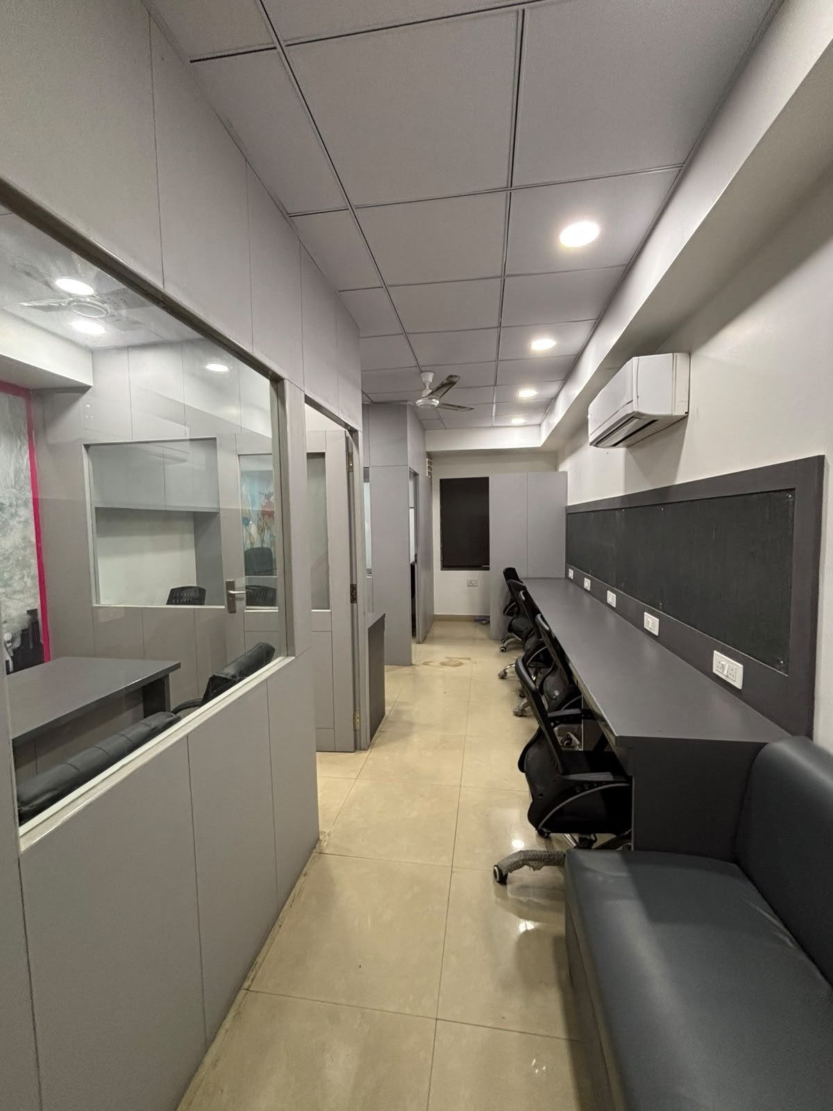500sqft furnished office space on rent at main mansarovar...
