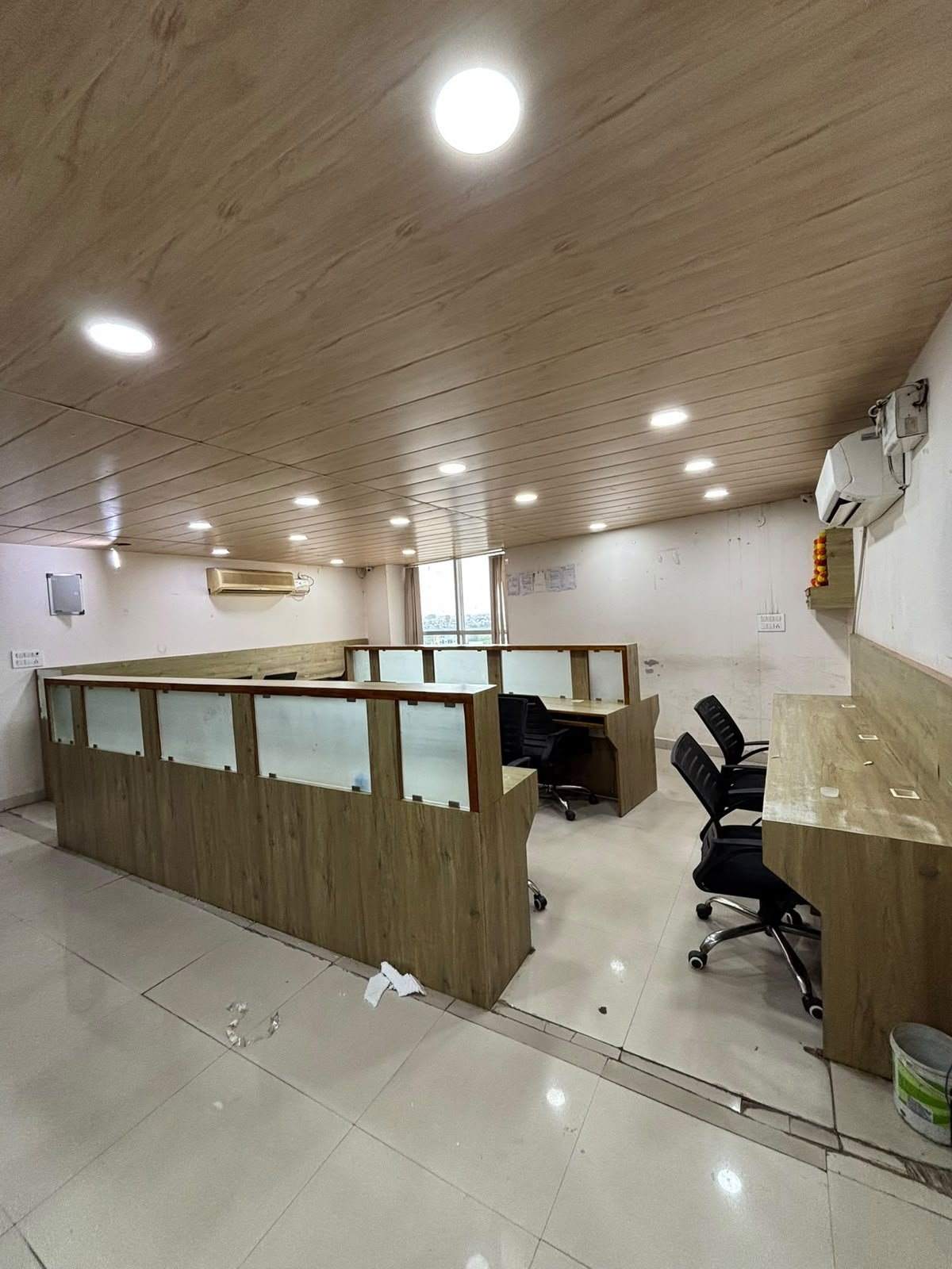 900sqft furnished office space on rent at main mansarovar...